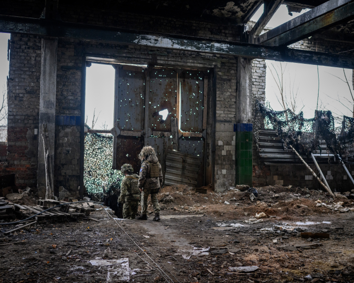 Ukraine, Donbass, Avdiivka, 15 novembre 2021, 1ère ligne de front sur les positions militaires de l’armée ukra inienne à Promzona dans la ville d’Avdiivka. © Guillaume Herbaut / Agence VU