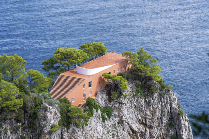 La villa Malaparte, construite entre 1938 et 1943 à flanc de falaise au bord de la mer Méditerranée, à l’est de Capri en Italie, a été conçue par l’architecte Adalberto Libera pour l’écrivain italien Curzio Malaparte.  Photo Kyle Little / iStock Photos