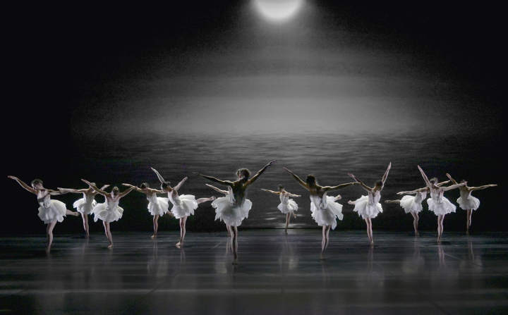 Le Lac des cygnes, 2020, chorégraphie d'Angelin Preljocaj, musique de Piotr Ilitch Tchaïkovski. Photo Jean-Claude Carbonne