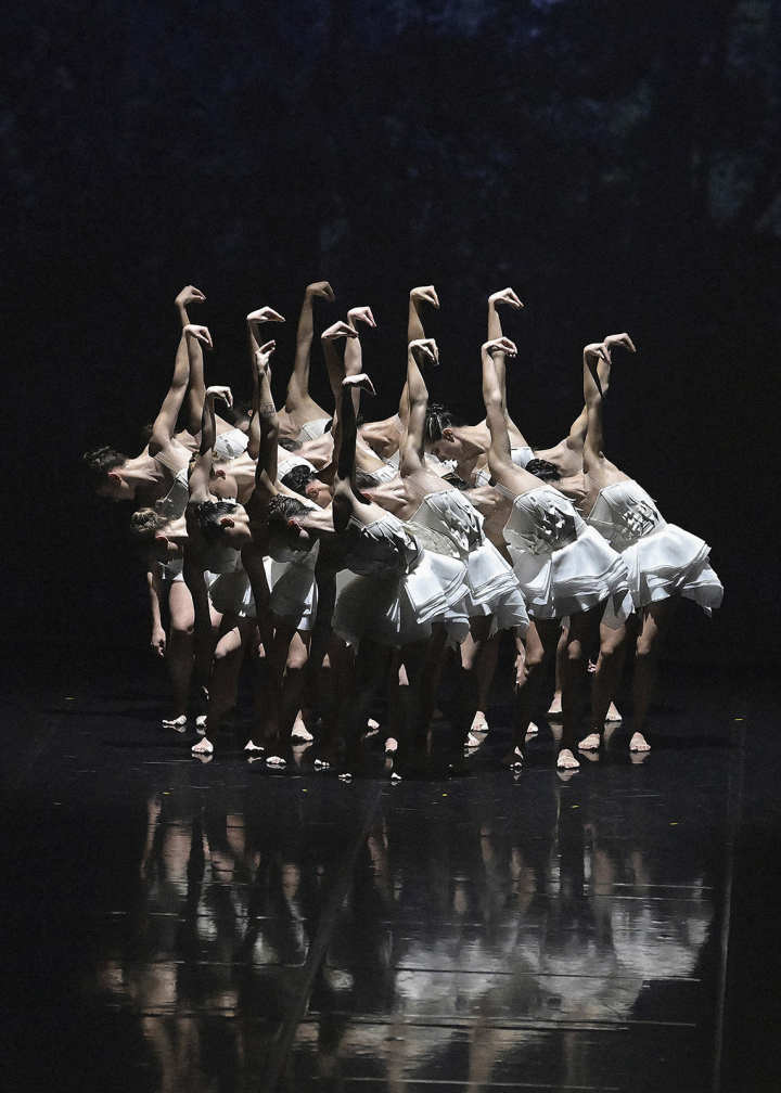 Le Lac des cygnes, création en 2020, pièce pour  26 danseurs, chorégraphie d'Angelin Preljocaj, musique de  Piotr Ilitch Tchaïkovski.  Fidèle à l’œuvre originale, le chorégraphe transpose l’histoire d’Odette et du prince Siegfried dans la société d’aujourd’hui, au cœur de ses logiques financières et de ses préoccupations environnementales. Photo Jean-Claude Carbonne