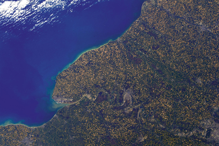 La Normandie et l’embouchure de la Seine vues de l’espace, photo prise par l’astronaute Thomas Pesquet. © ESA/NASA / T. Pesquet