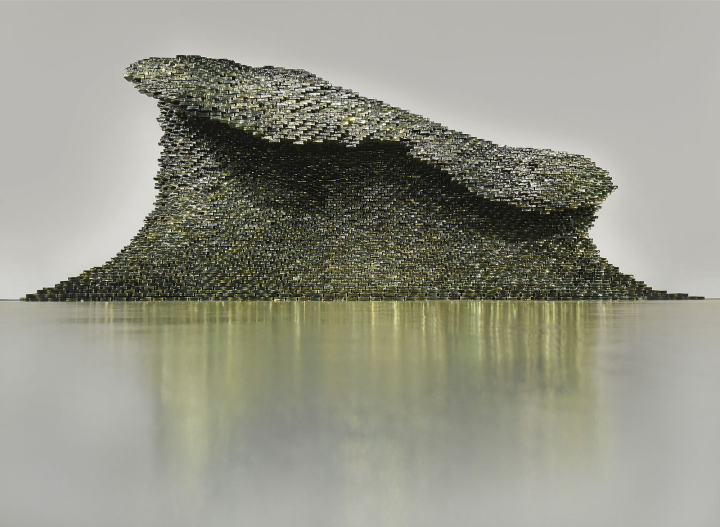 La Grande vague, 2018, 10 000 briques de verre indien, 5 x15 mètres.   œuvre de Jean-Michel Othoniel, membre de la section de sculpture  de l'Académie des beaux-arts « Le 11 mars 2011, la terre a tremblé au nord-est du Japon, provoquant un gigantesque tsunami. Jean-Michel Othoniel était à Tokyo ce jour-là. De cette expérience dramatique, il va créer une œuvre monumentale… » Photo © Charlotte Piérot