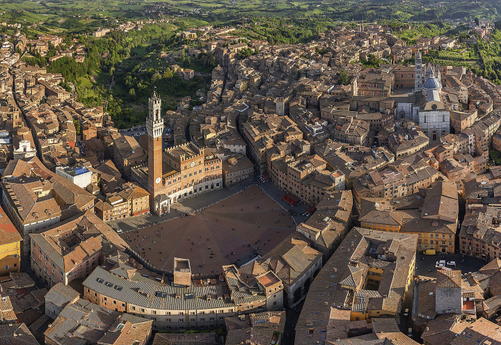 Vue de la Piazza del Campo avec en fond de scène le Palazzo Pubblico, (1288-1342), au cœur de la cité médiévale de Sienne (Italie). Photo DR