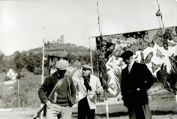 Jean Lurçat, au centre, au pied des Tours Saint-Laurent, à Saint-Céré, 1961. Photo DR