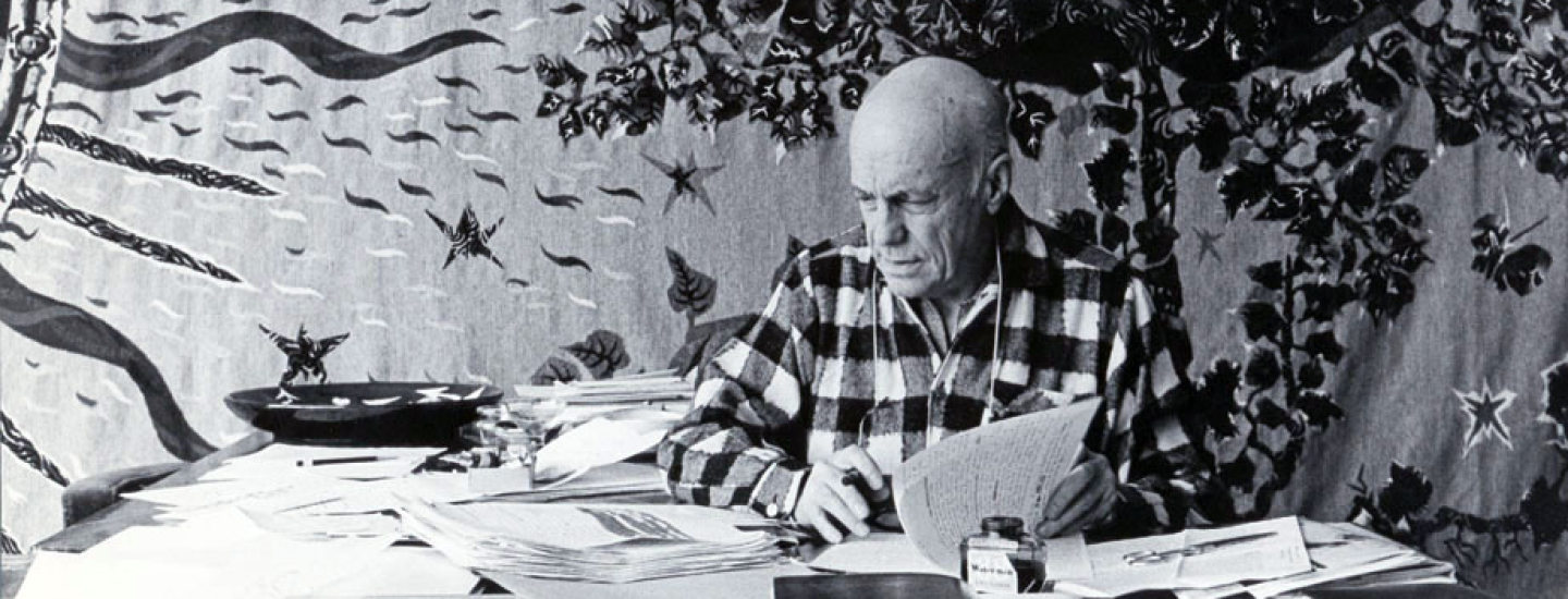 Jean Lurçat à sa table de travail, à Saint-Céré (Lot). Photo DR